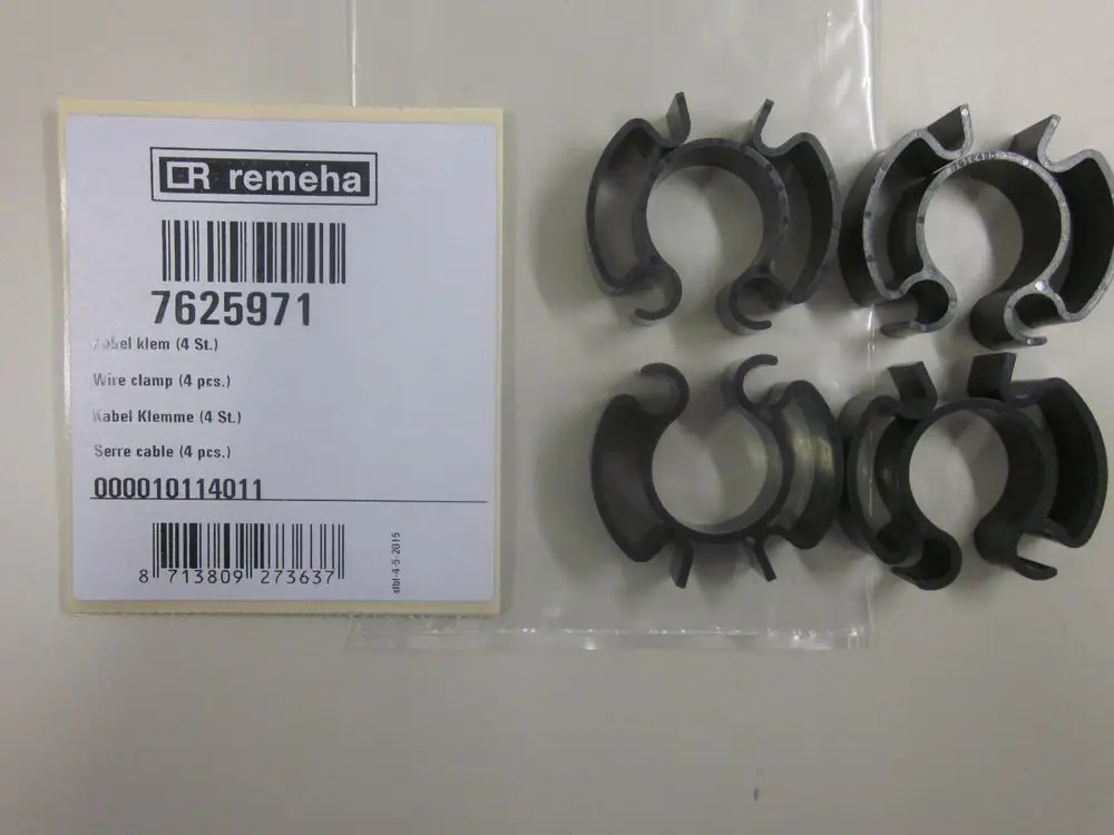 Vier schwarze Kabelklemmen von Remeha auf Verpackung. Klemmen zur Befestigung von Kabeln, in transparentem Beutel und mit Produktinformationen auf dem Etikett.